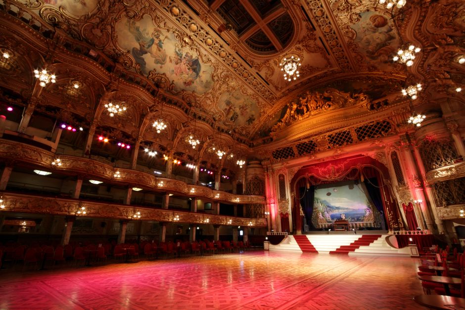 Interior opulent al unei clădiri istorice, sală de bal