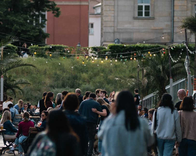 Adunare de comunitate în aer liber, seara